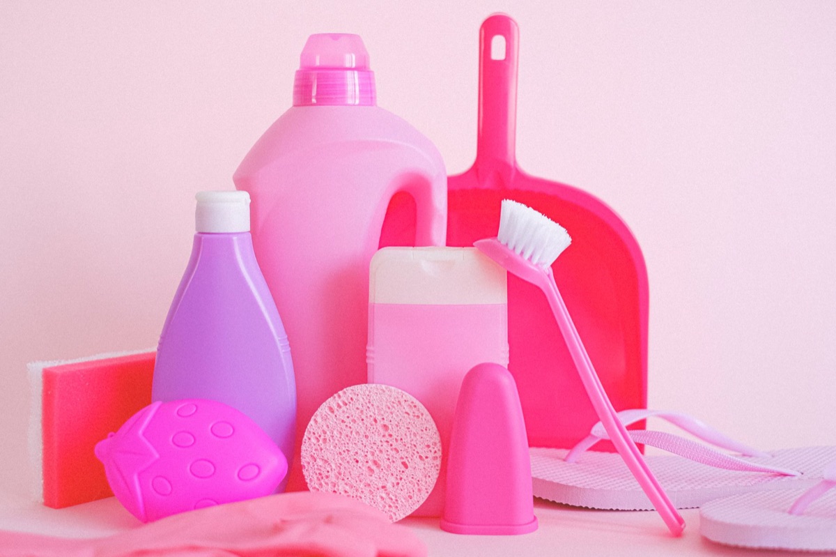 Produits de nettoyage naturels comme le bicarbonate de soude et l'acide citrique