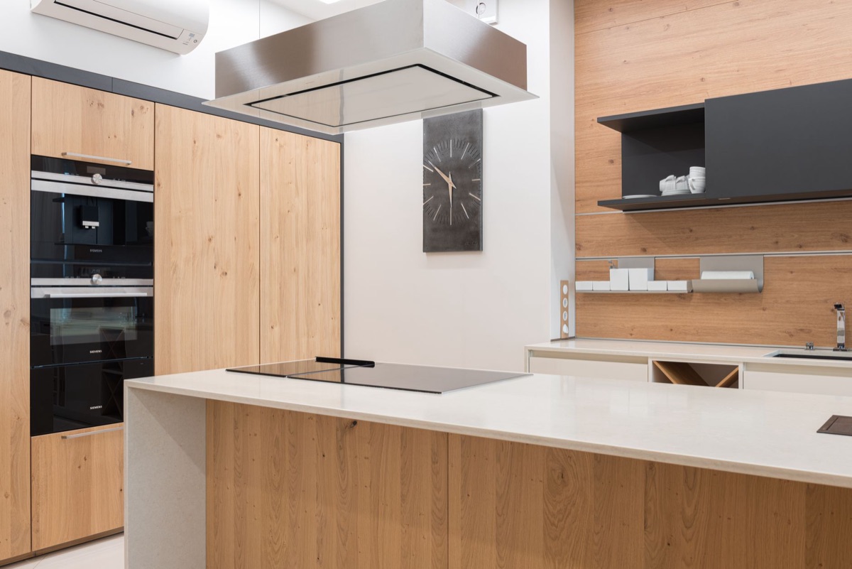 Une plaque de cuisson en acier inoxydable propre