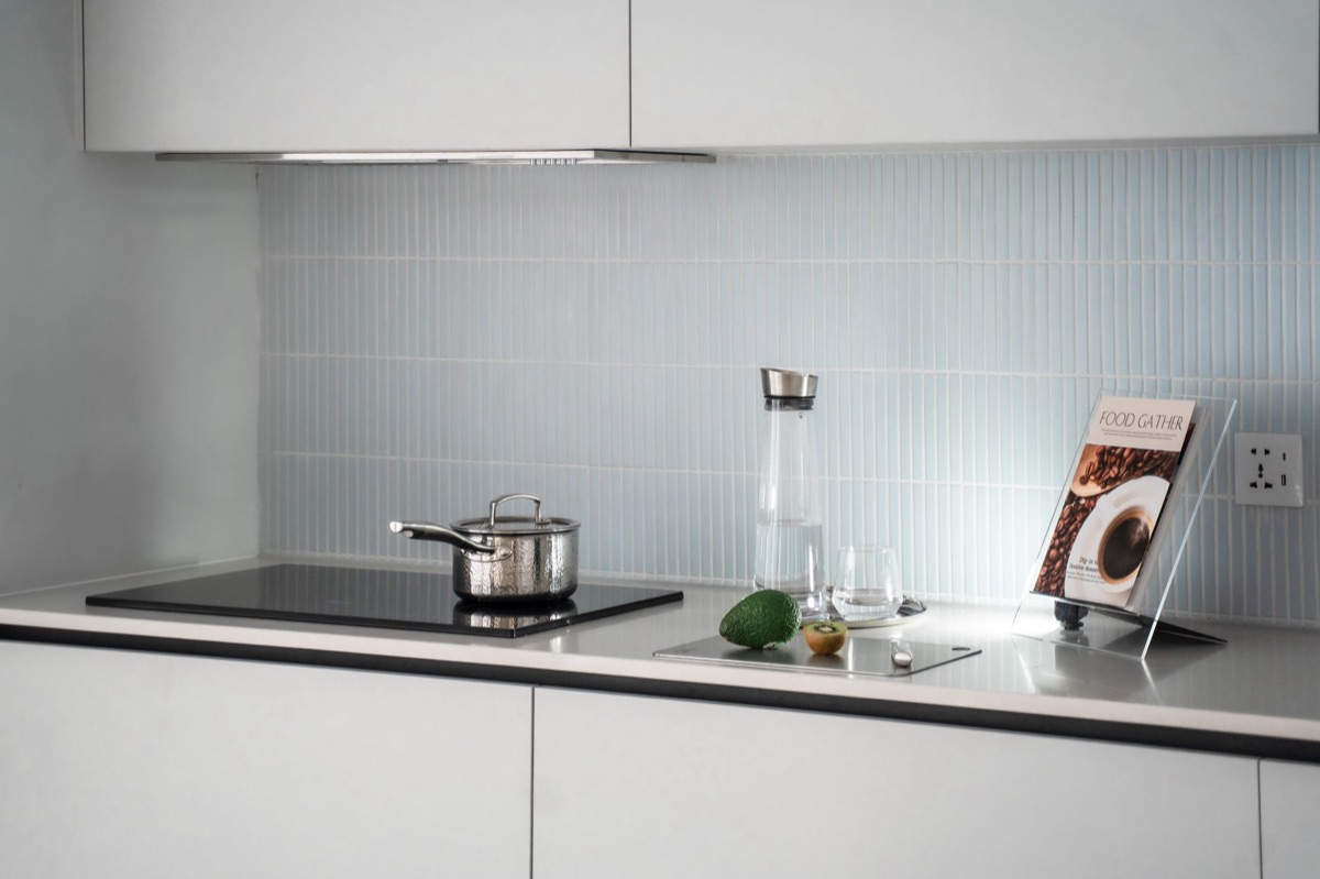 Een roestvrijstalen gasfornuis in de keuken