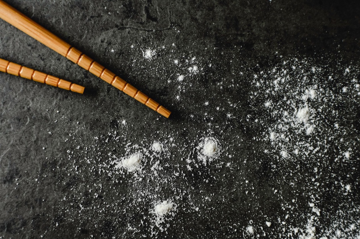 Pó de bicarbonato de sódio e ácido cítrico para limpeza natural.