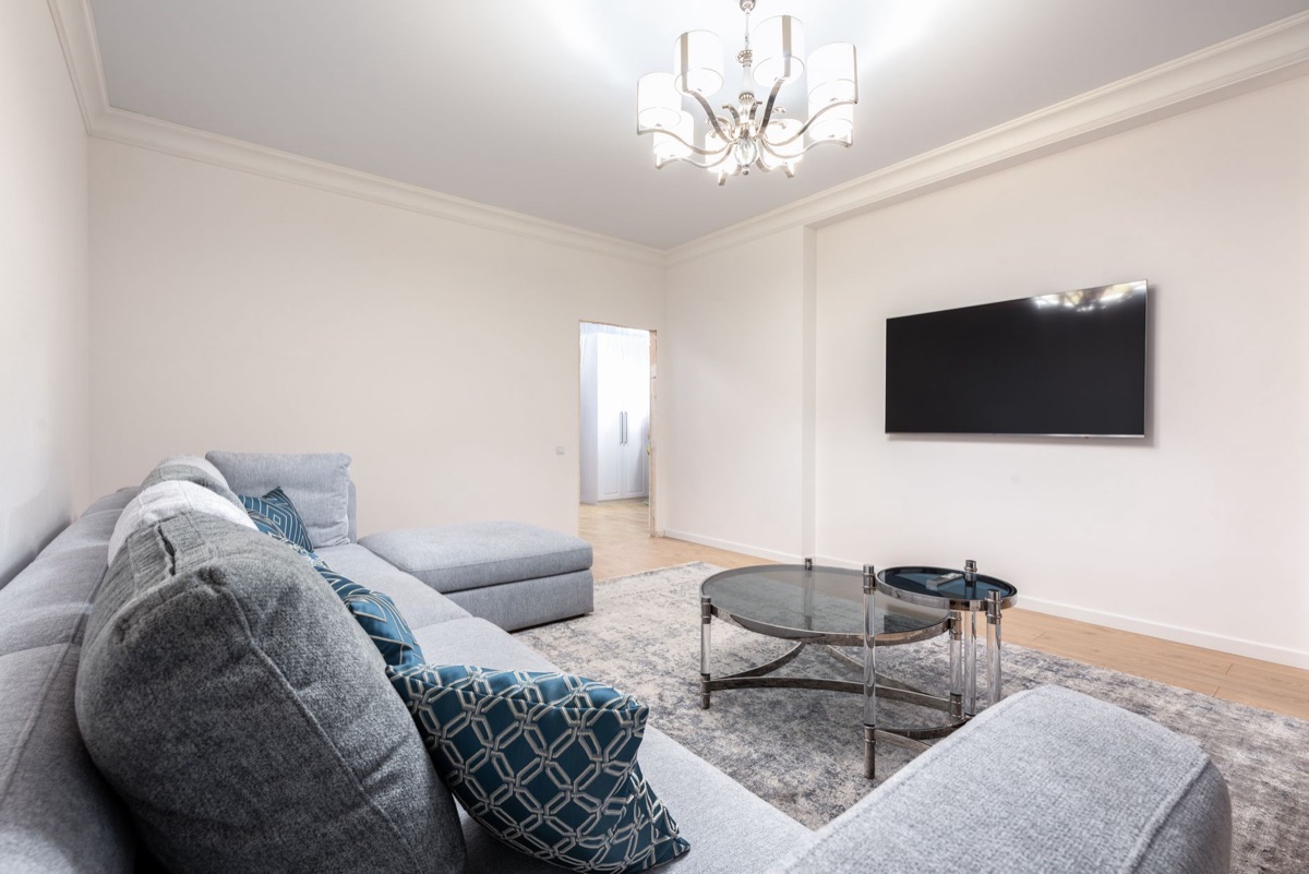 Salón moderno y limpio con muebles minimalistas