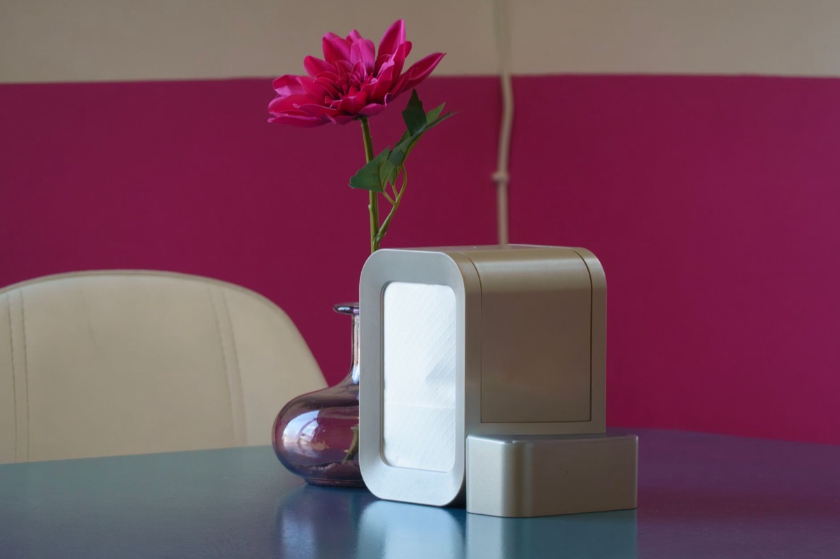 Purificador de aire moderno en una habitación