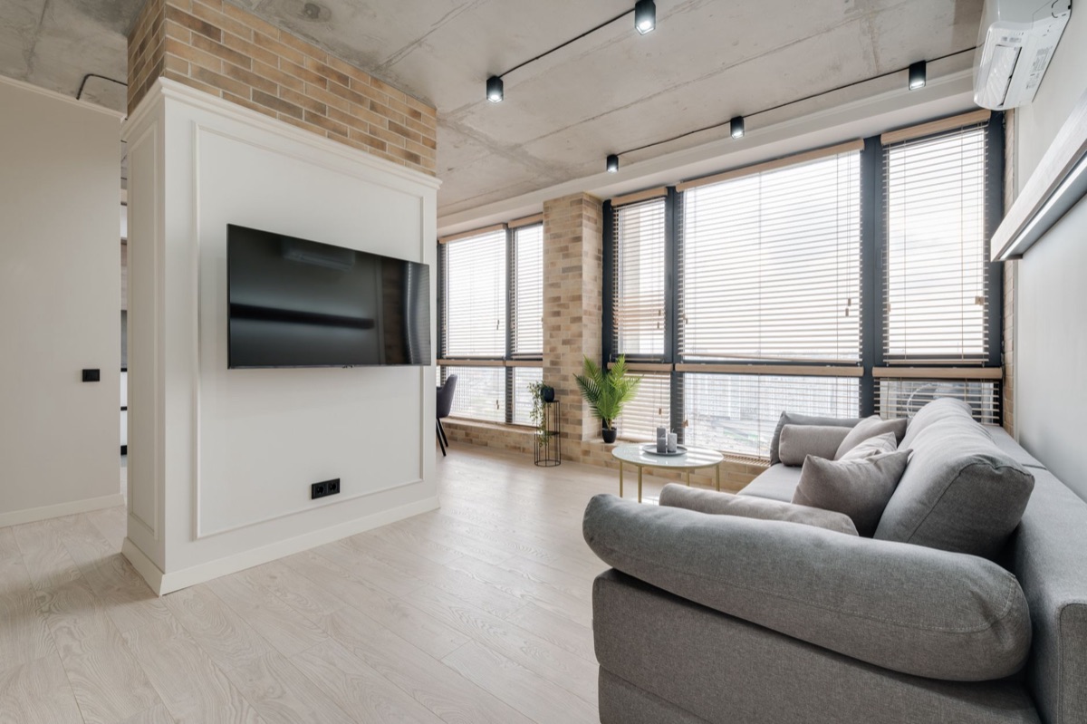 Purificateur d'air moderne dans un salon élégant