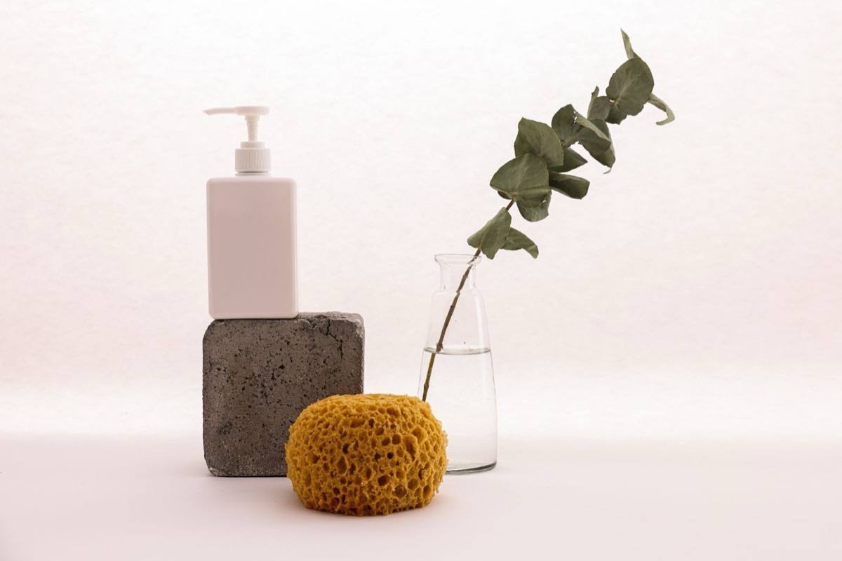 Plastikspunge und Glasflasche