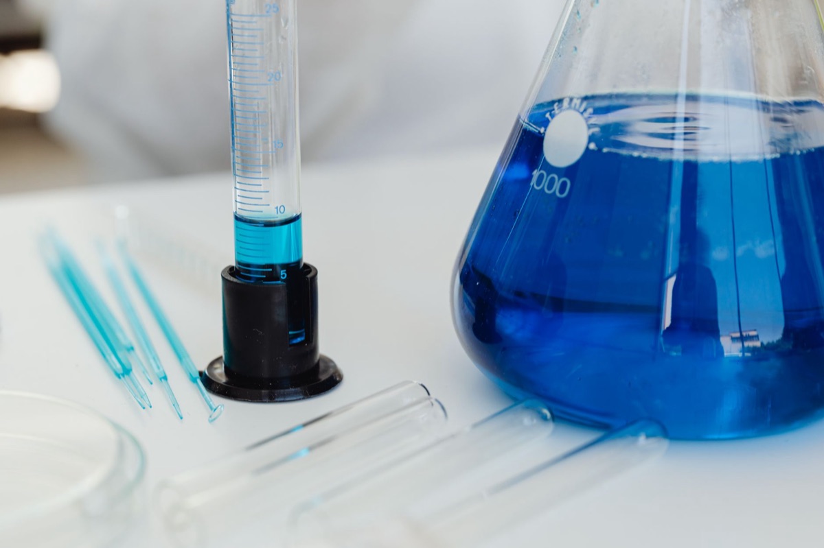 Plastikbürste und Chemikalienlösung
