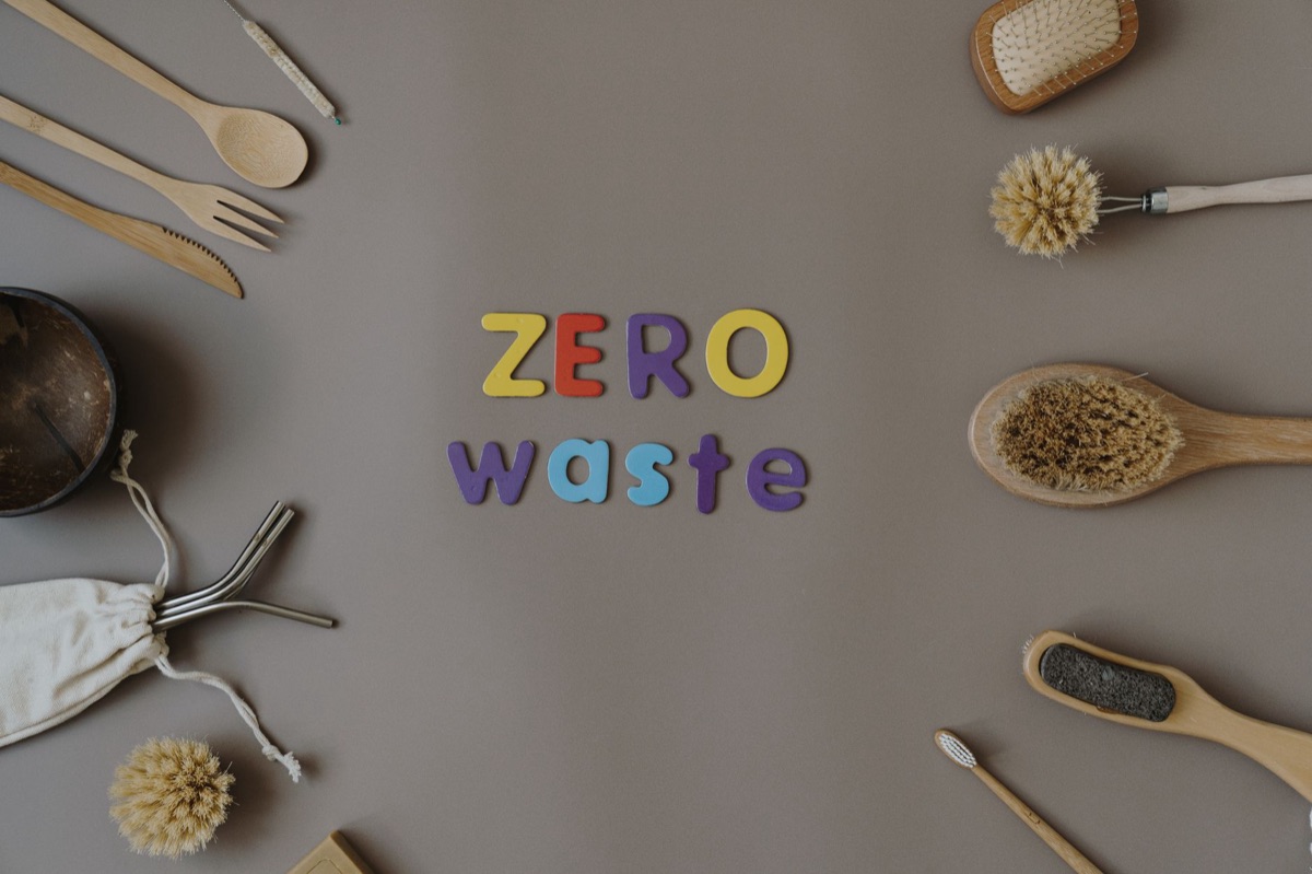 Un outil de nettoyage en plastique léger, montrant sa forme compacte et son équilibre.