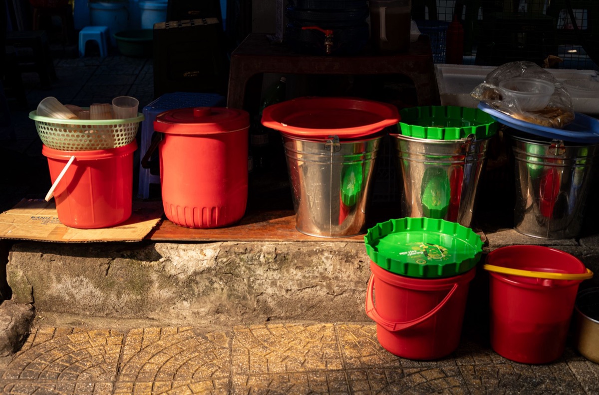 secchiatoio plastico con acqua e sostanza pulizia