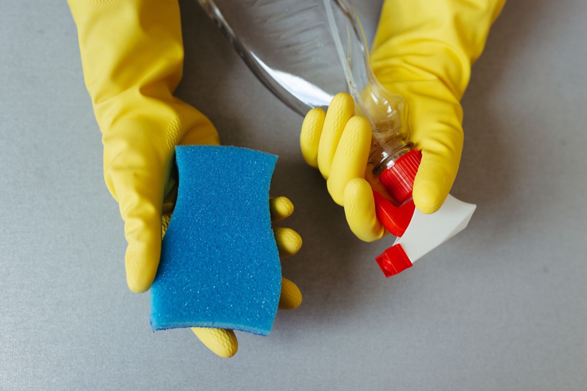 プラスチックスpongeとガラスボトル