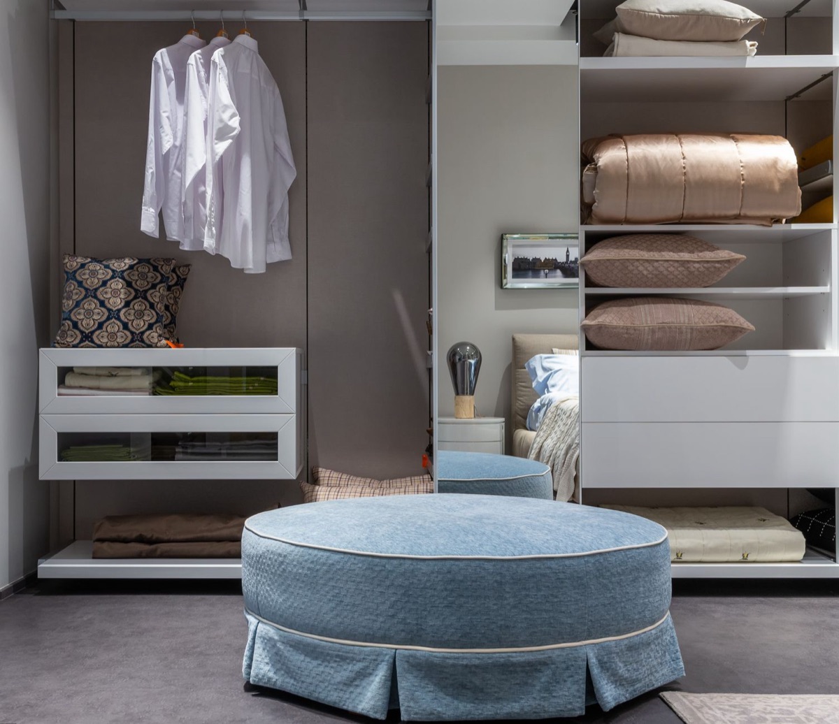 Vakuumbeutel mit saisonaler Kleidung in einem Kleiderschrank.