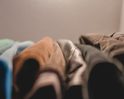 Slimme kledingkast organiseren met de 80/20-regel voor rust