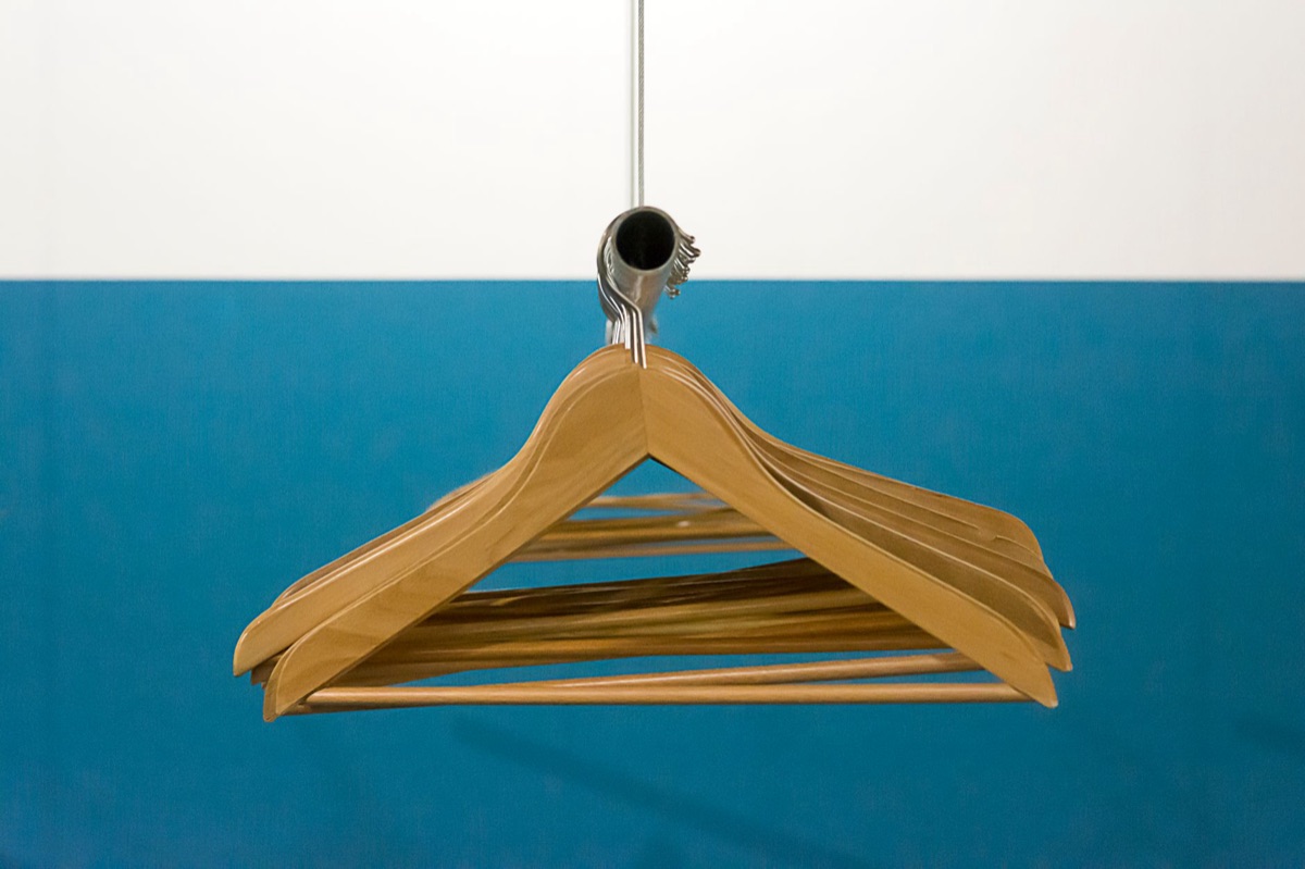 Divisórias de madeira para organização de gavetas de roupas.