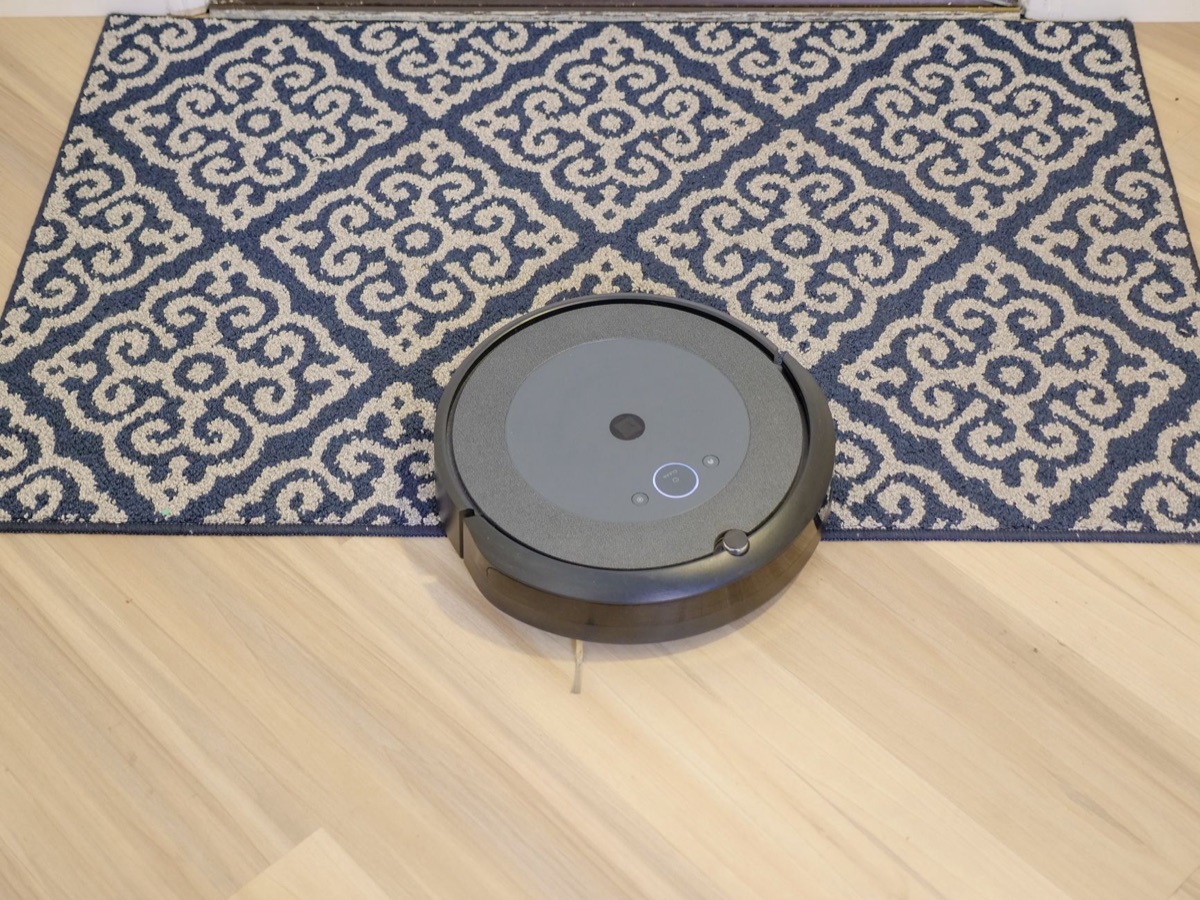 Aspiradora sobre suelo de madera para limpieza profunda.