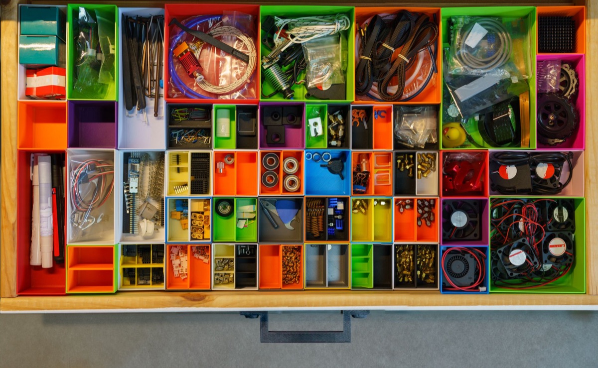 Organisierte Schublade mit Reinigungswerkzeugen