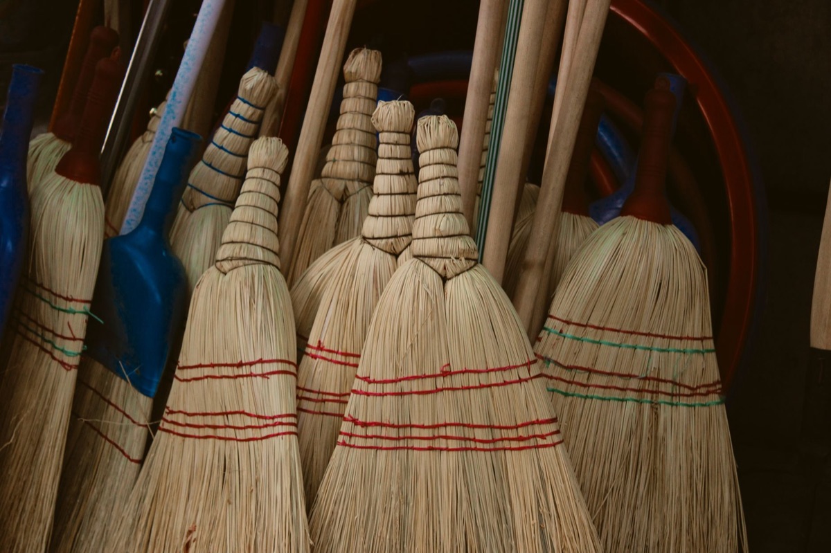 Balai et parquet propre