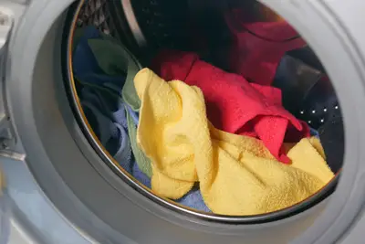 Waschmaschinenpflege Tipps: Flusensieb leeren Pumpe schützen