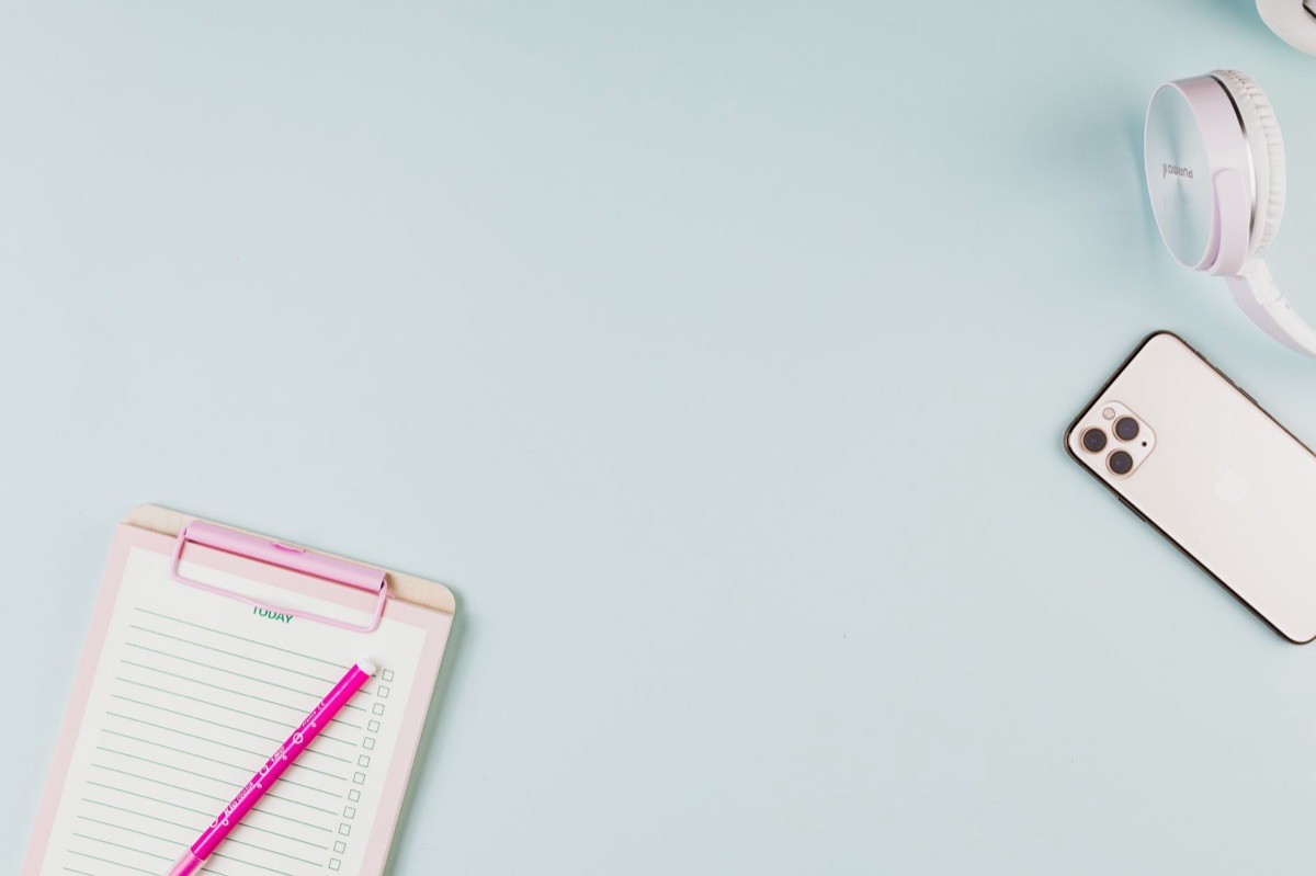 Checklist de nettoyage sur une table