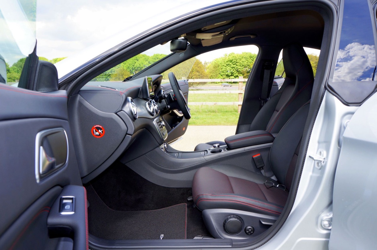 Interior de un coche limpio y desinfectado
