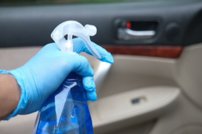 Igiene auto: 2-3 giorni per disinfettare il volante e le maniglie