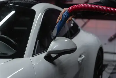 Comment éliminer la poussière de votre voiture efficacement guide